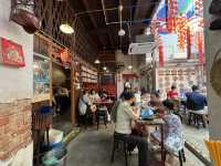 Moh Teng Pheow Nyonya Koay: A Nostalgic Kuih Haven Where Tradition Tastes Sweet! 🍡🏮