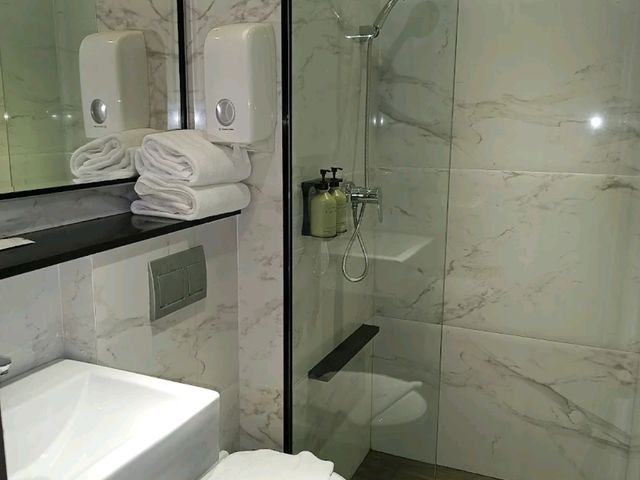 “Compact Convenience: A Budget-Friendly Stay with Modern Perks”