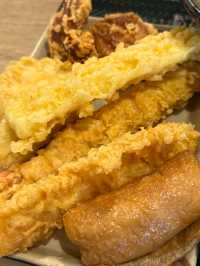 🍜機場裡的平價飽足感！那霸空港「はなまるうどん」烏龍麵與炸物自由搭配超滿足