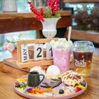 คาเฟ่สัตหีบ ท่ามกลางสวนในซอยลึก บรรยากาศร่มรื่น