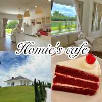 ☕ Homie’s Cafe – บ้านสีขาวกลางเนินหญ้า 