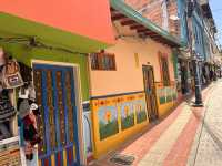 【グアタペの街並み｜Guatapé – Pueblo de Zócalos】