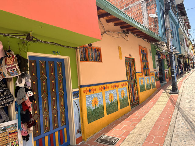 【グアタペの街並み｜Guatapé – Pueblo de Zócalos】