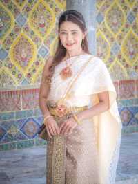  ใส่ชุดไทยไปวัดราชบพิธฯ