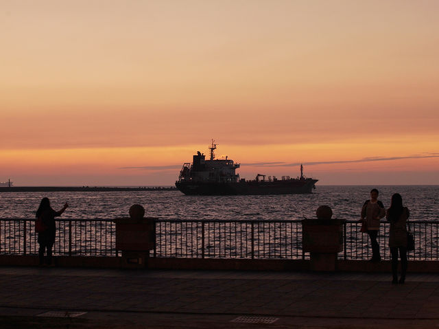 高雄最美夕陽：西子灣不只是海，是生活的詩