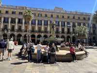 【Pl. Reial（Plaça Reial）｜ガウディ照明が彩るゴシック地区の陽だまり広場】