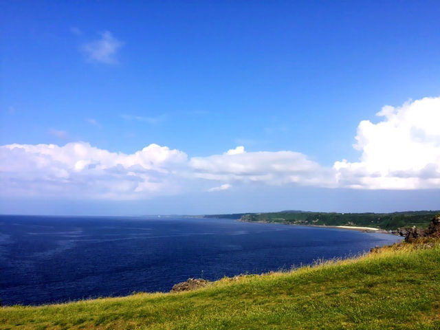 空と海が、すぐそこにある島で