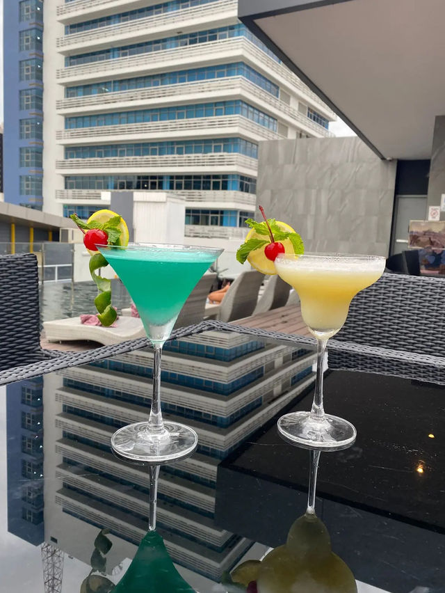Concrete Calm in Bangkok’s Buzz, De Prime Awaits