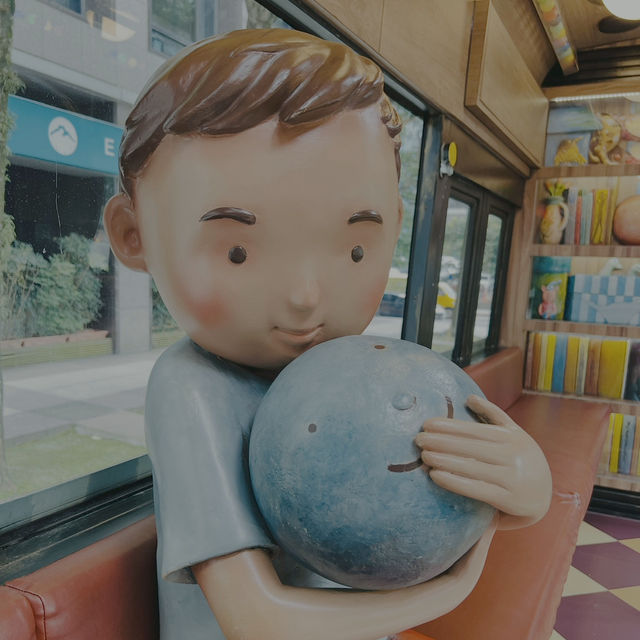 Whimsical Moments with Jimmy’s Moon Bus in Taipei