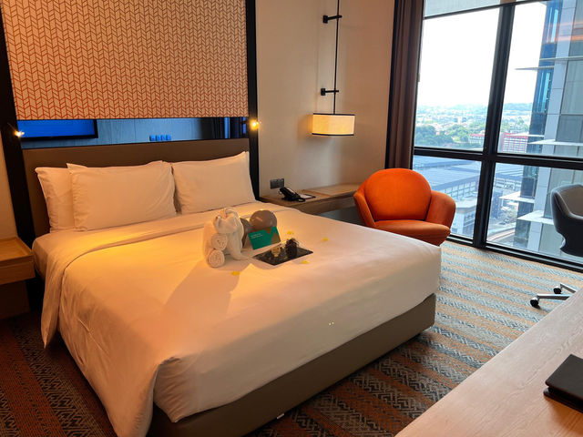 Amari Kuala Lumpur Club Suite Review | Spacious Luxury, Amazing Buffet & Warm Birthday Surprise! 