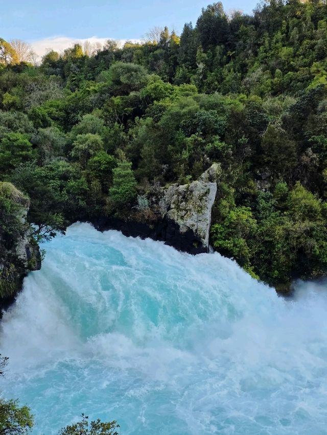 Huka Falls — New Zealand’s Turquoise Thunderbolt on the Waikato River 