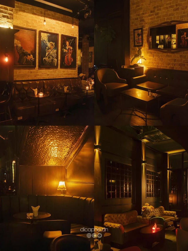 evokes the spirit of the Roaring Twenties
