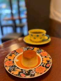 the café’s vintage wood-paneled interior, soft lighting, and jazz-infused ambiance create a warm🥰