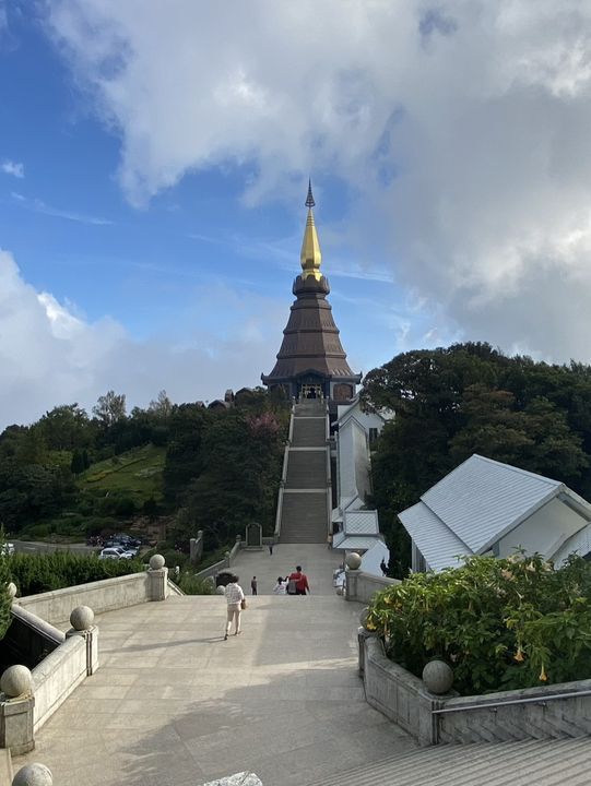 ⛰️ คู่เจดีย์งดงามบนยอดดอยอินทนนท์ ⛰️ คู่เจดีย์งดงามบนยอดดอยอินทนนท์