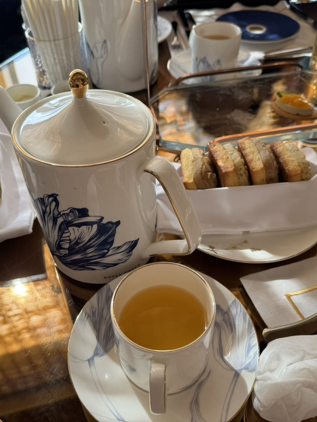上海浦東麗思卡爾頓酒店 52 樓下午茶，高空之上的優雅食光