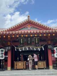 日本沖繩|波上宮——臨海朱紅聖域,龍口淨水與金色神獸庇佑,俯瞰波之上海灘的祈願之所