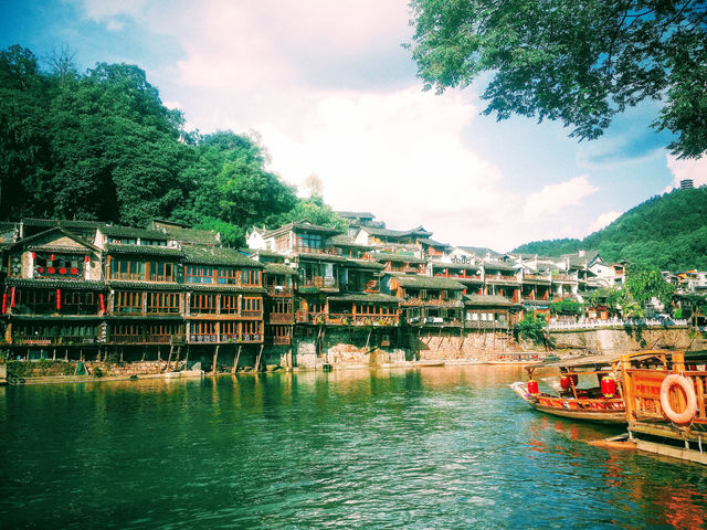 Travel to Fenghuang Ancient Town - Walk among the silent ancient poems