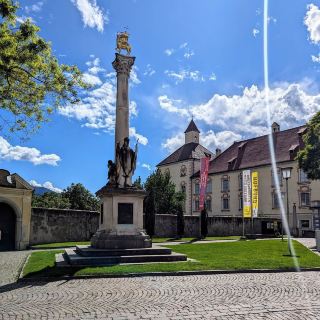 南蒂羅爾州布里克森的歷史街道和阿爾卑斯山的魅力