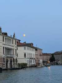 ✨ベネチアの夜景：月と灯りが映す水の都のロマン✨