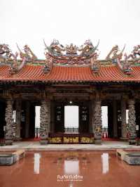 ไหว้พระในวันที่ฝนพรำ บรรยากาศสงบอย่างบอกไม่ถูก