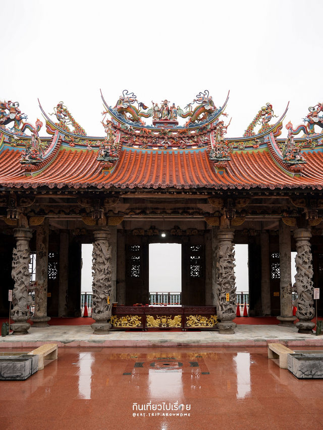 ไหว้พระในวันที่ฝนพรำ บรรยากาศสงบอย่างบอกไม่ถูก ไหว้พระในวันที่ฝนพรำ บรรยากาศสงบอย่างบอกไม่ถูก