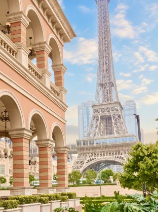 Which Cotai Castle: French Fantasy vs. London Luxury 🏰✨