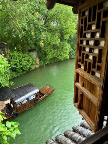 Capture Ancient Chinese-Style Photos and Enjoy Food in Wuzhen