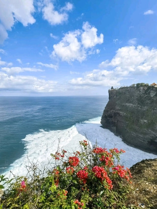 Saat Cinta Bertemu di Ujung Dunia — Tebing Uluwatu, Bali。