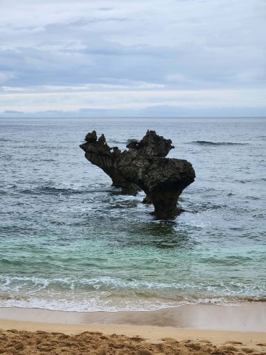 古宇利島の波間に浮かぶハートロック。 | Trip.com 今帰仁村