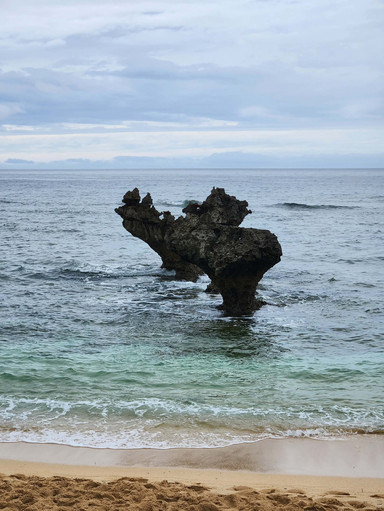 古宇利島の波間に浮かぶハートロック。 | Trip.com 今帰仁村