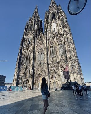 🕍My Visit to Cologne Cathedral🪙

Cologne Cathedral was absolutely breathtaking🥰. Its enormous Gothic architecture, incredible details, and impressive towers made me feel so small standing in front of it✨✨. Seeing such a masterpiece in person was truly unforgettable. It is definitely one of the places that made my trip to Germany special🤩🤩.

 #travel2026 #cologne #kölnerdom 