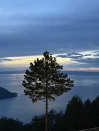 A tranquil gateway at Lake Toba🌿 
