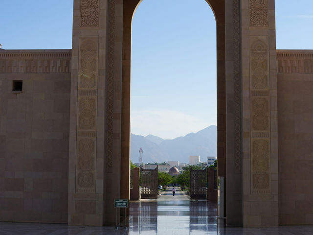 The Timeless Beauty of Oman’s Grand Mosques 🕌