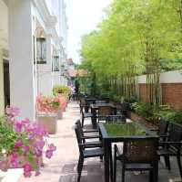 “Riverside Retreat: Roomy, Convenient & Charming”