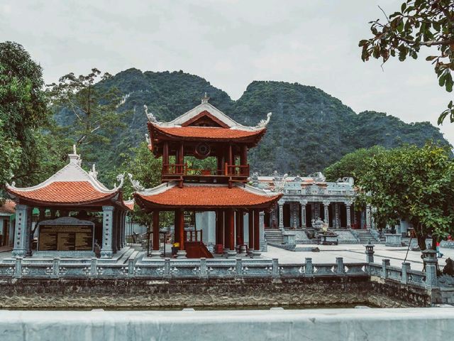 Tam Coc: Vietnam’s Hidden Gem of Limestone Peaks and Peaceful Rice Fields