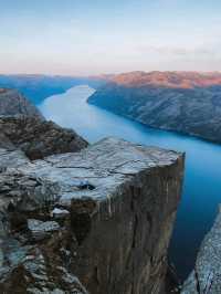 🛶✨“Where Cliffs Touch the Sky: My Scenic Escape Through Lysefjord”✨🗻🌊