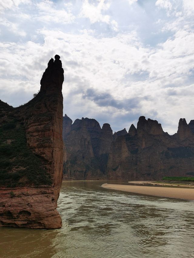 炳靈石林，黃河邊上的丹霞勝景