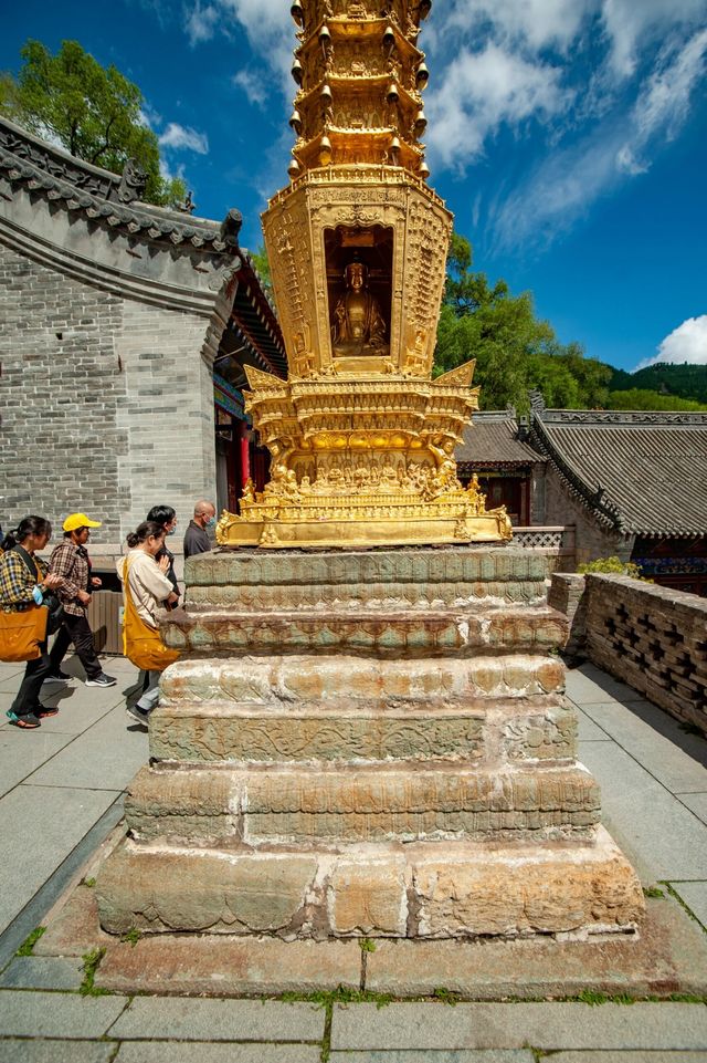 五台顯通寺銅塔，一座鑄造於明代萬曆年間的古老建築