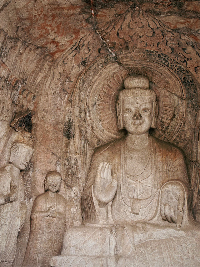 在龍門石窟，與千年佛像對話