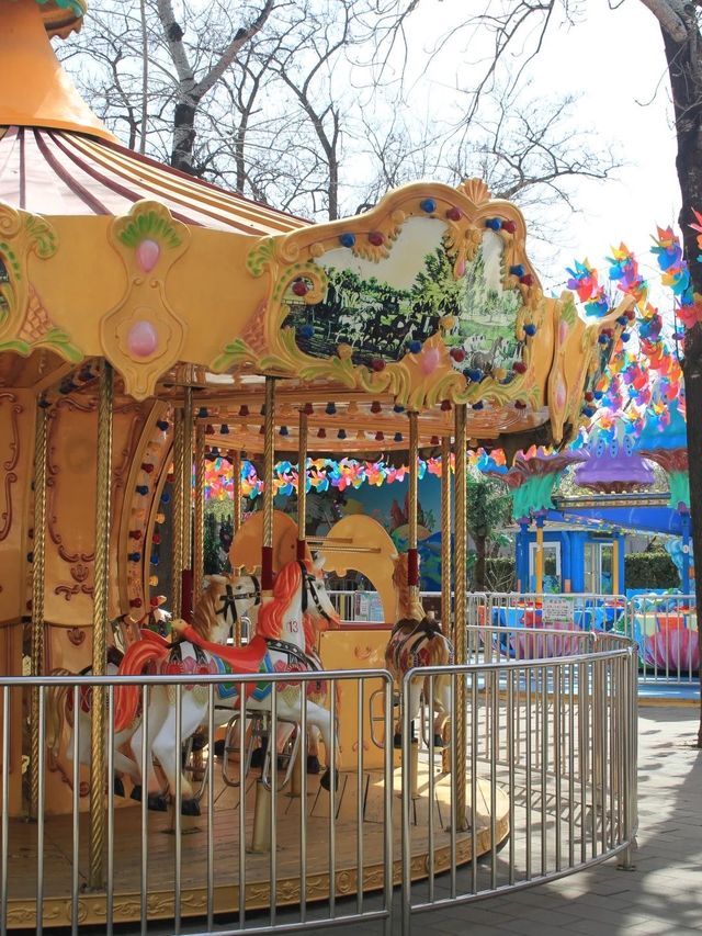褪色掉漆的遊樂場，卻是北京孩子的“迪士尼”