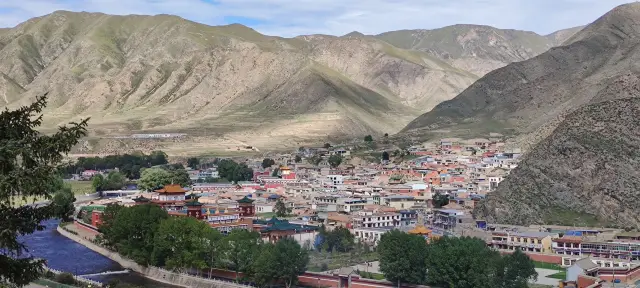 To the left is the mortal world, to the right is the pure land: Labrang Monastery