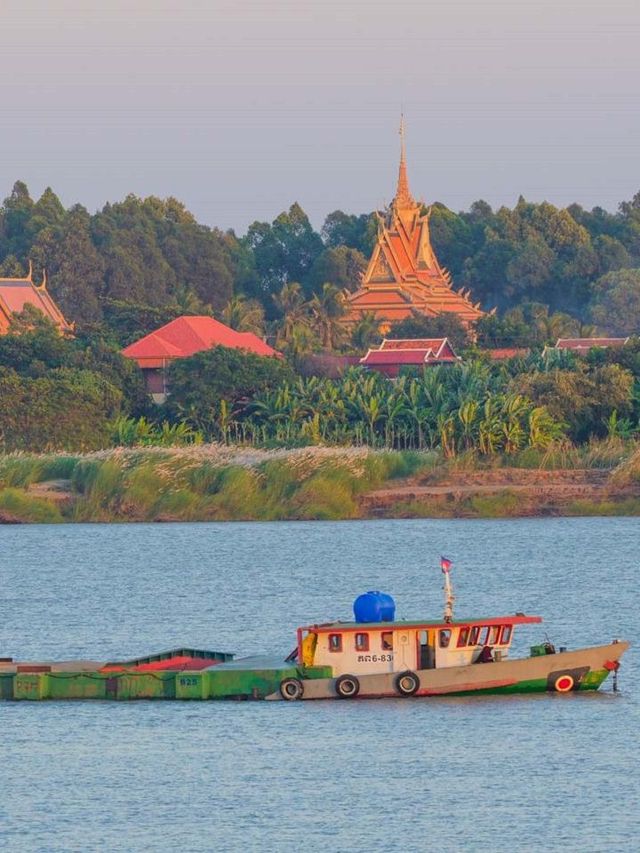 🌟✈️ Phnom Penh's Top Hotels: Luxury, Views & Culture 🏰🍹