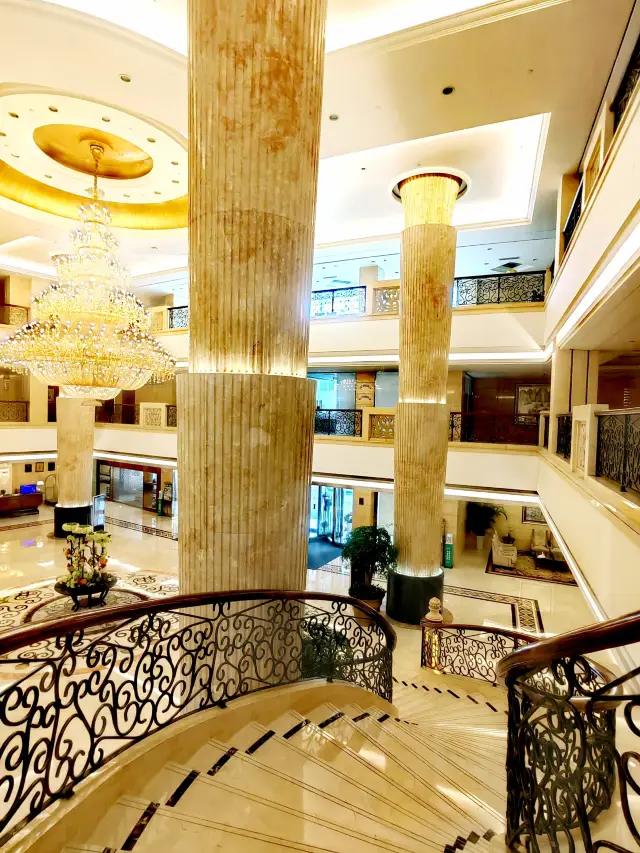 Ninghai Jinhai Kaiyuan Mingdu Hotel has a simple exterior but an elegant interior
