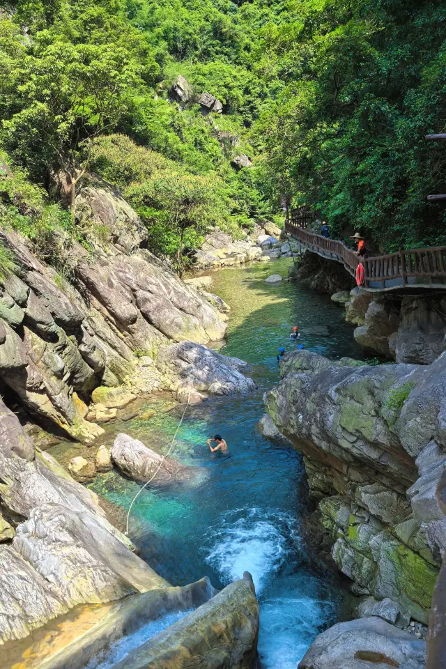 Guangdong Surrounding Tours | Qingyuan Xuan Zhen Rafting One-Day Tour