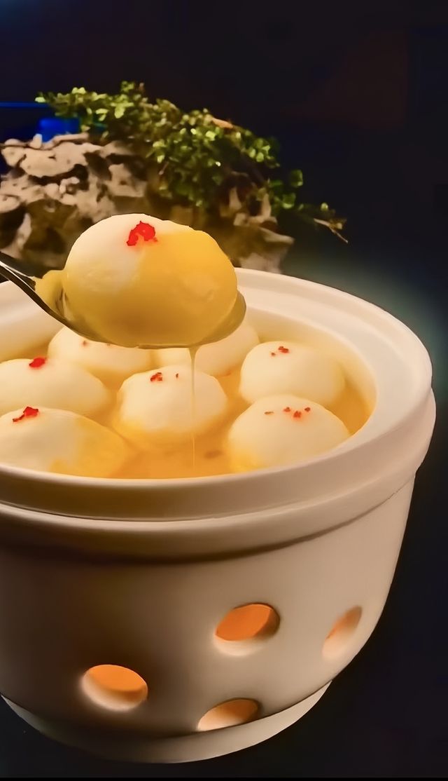 今年的家宴選定了一家剛開業的山頂餐廳。憑藉獨特的地理位置，餐廳的氛圍感直接拉滿，超級上鏡。