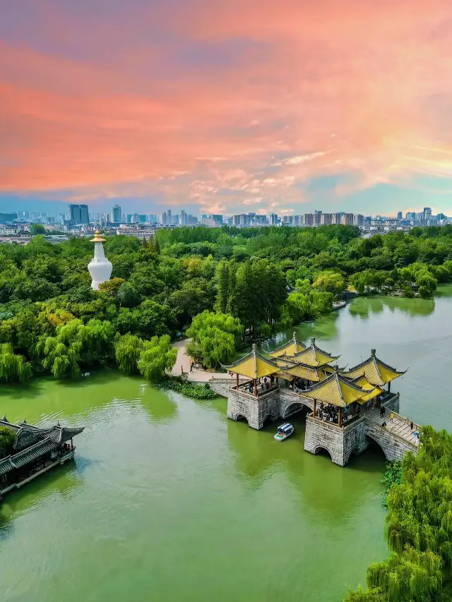 I thought West Lake was beautiful until I went to Slender West Lake in Yangzhou. 