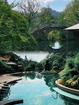 Howard Johnson by Wyndham Neijiang Shipstone Lake | Mountain-side location.