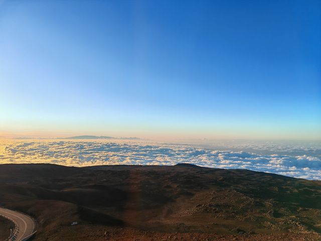 雲端之上的綺夢之旅：登頂莫納克亞山觀日落