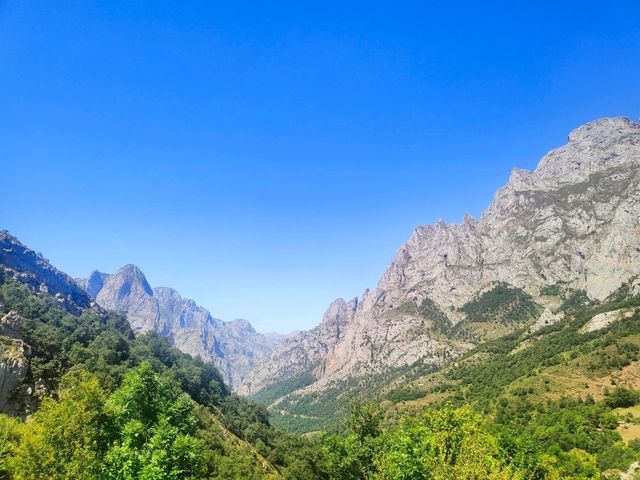 A Stunning Day at the Riaño Reservoir in May 🌄
