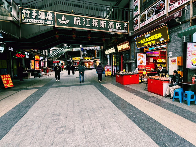 重慶市沙坪壩區著名景點：童家橋正街。適合拍照打卡、週末閒暇度假地！ 